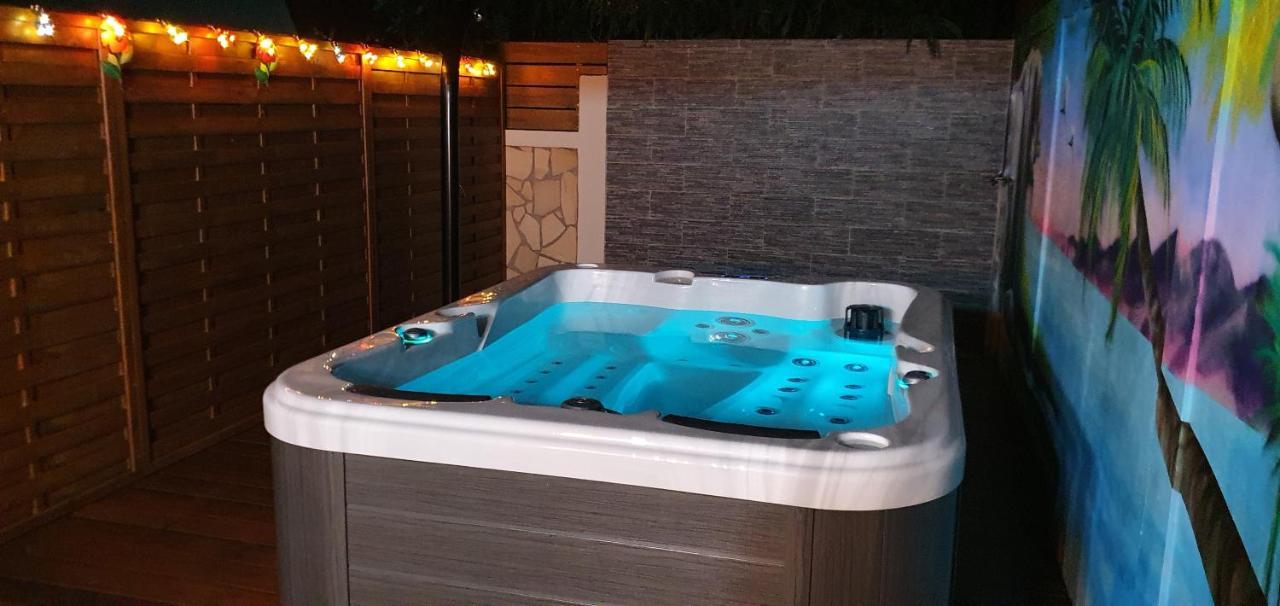 "Chez Claudia "Charmant Logement Avec Jacuzzi Privatif En Toute Intimite Sur Belle Terrasse Exterieure En Bois Et Piscine Courcelles 外观 照片