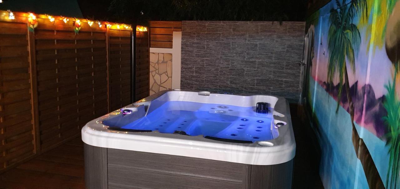 "Chez Claudia "Charmant Logement Avec Jacuzzi Privatif En Toute Intimite Sur Belle Terrasse Exterieure En Bois Et Piscine Courcelles 外观 照片