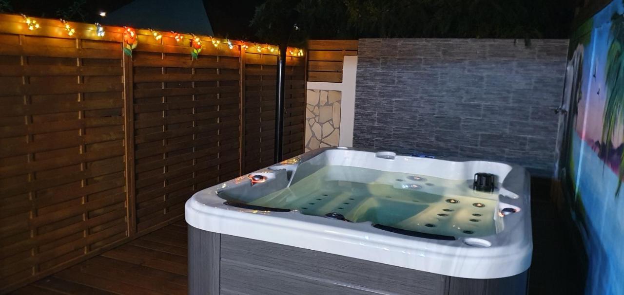 "Chez Claudia "Charmant Logement Avec Jacuzzi Privatif En Toute Intimite Sur Belle Terrasse Exterieure En Bois Et Piscine Courcelles 外观 照片