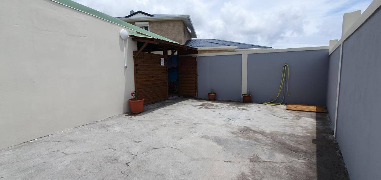 "Chez Claudia "Charmant Logement Avec Jacuzzi Privatif En Toute Intimite Sur Belle Terrasse Exterieure En Bois Et Piscine Courcelles 外观 照片
